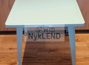 Metalowy stolik dla dzieci