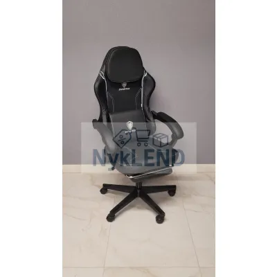 Fotel gamingowy czarny z białymi dodatkami